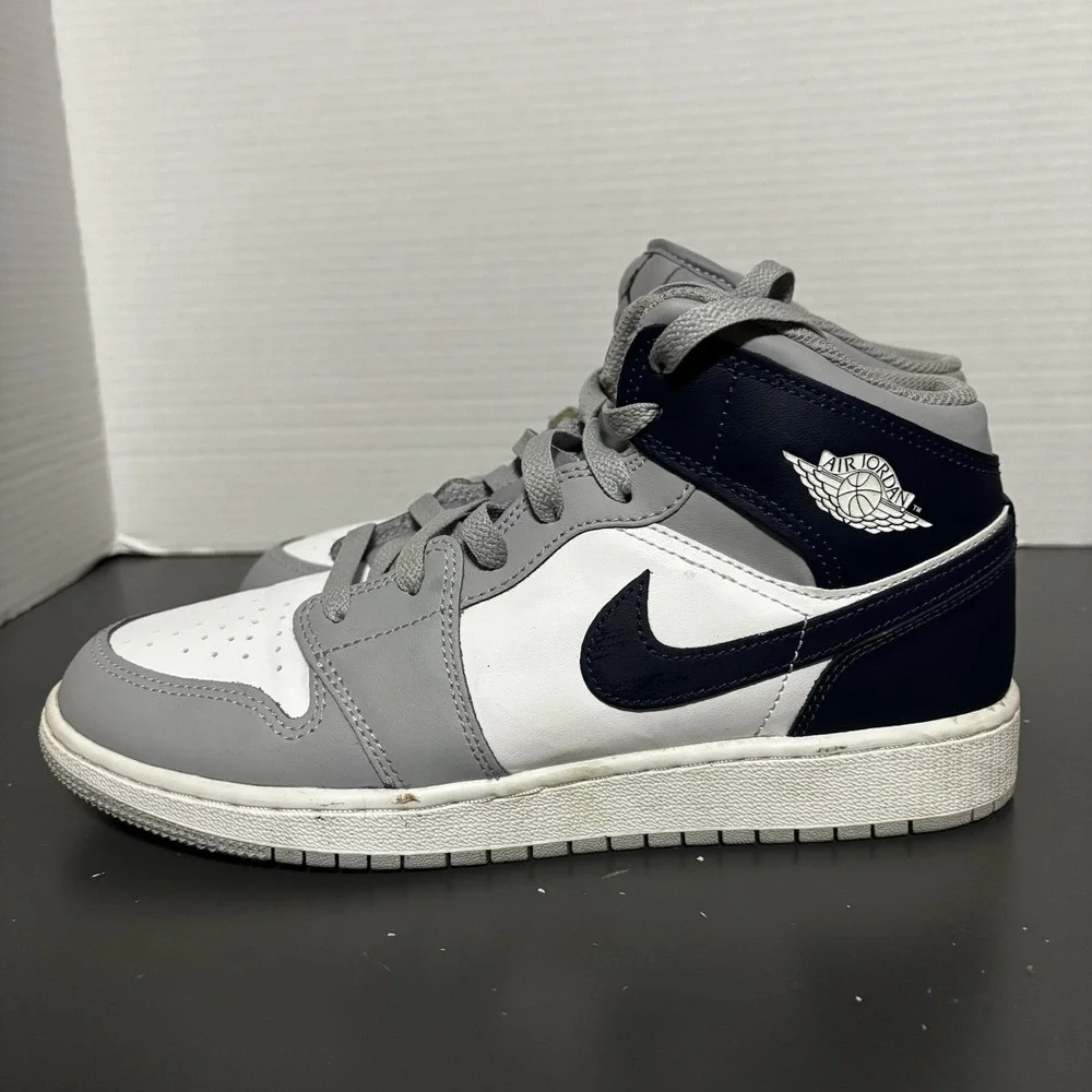 Nike Air Jordan 1 Mid White/Grey/Midnight Navy Blue DQ8423-104 Size 7Y